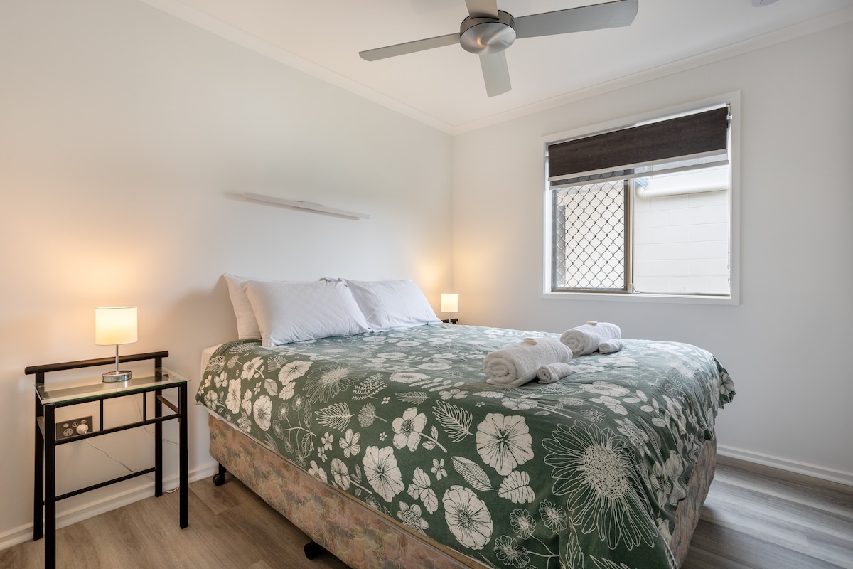 Dormitorio: refugio tranquilo
Cama tamaño queen con sábanas limpias y un armario incorporado para una noche de sueño tranquilo después de un día de aventura.