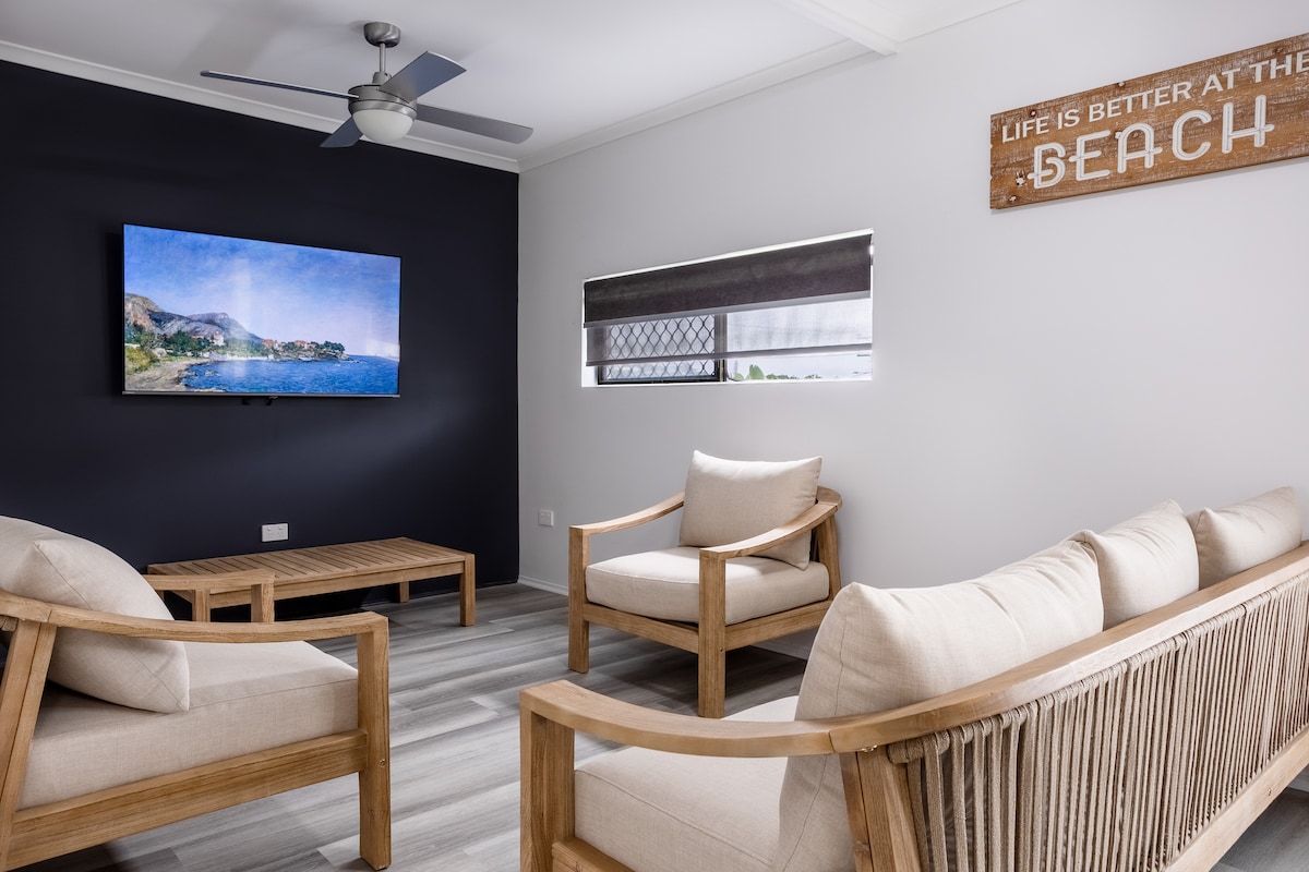 Sala de estar: relájate y recarga energías
Relájate en el salón de planta abierta con un cómodo sofá, TV inteligente de 55 pulgadas y Wi-Fi rápido, perfecto para noches de cine o mañanas perezosas.