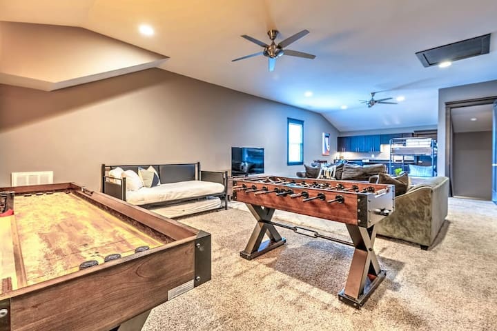 Huge Downtown Luxury Home Game Room 12 Beds