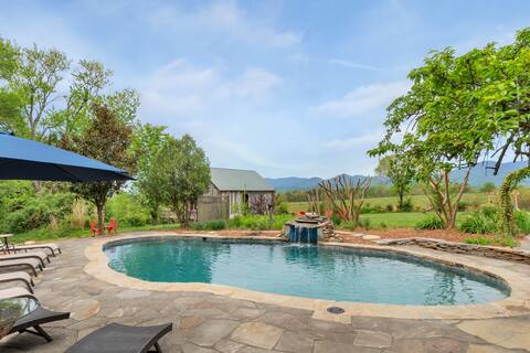 Huge Farmhouse, Heated Pool for Family Vacations
