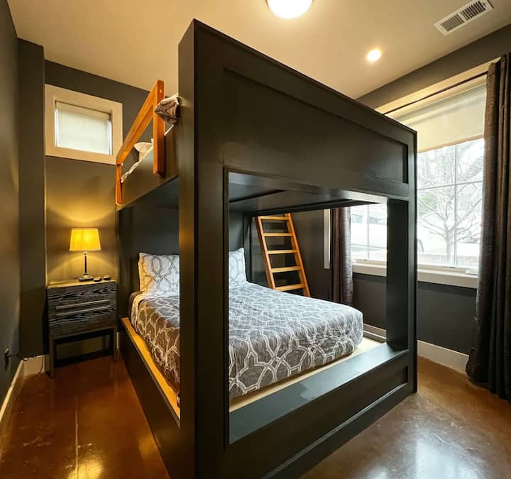 El primer piso cuenta con un dormitorio queen construido a medida sobre el dormitorio queen con baño privado