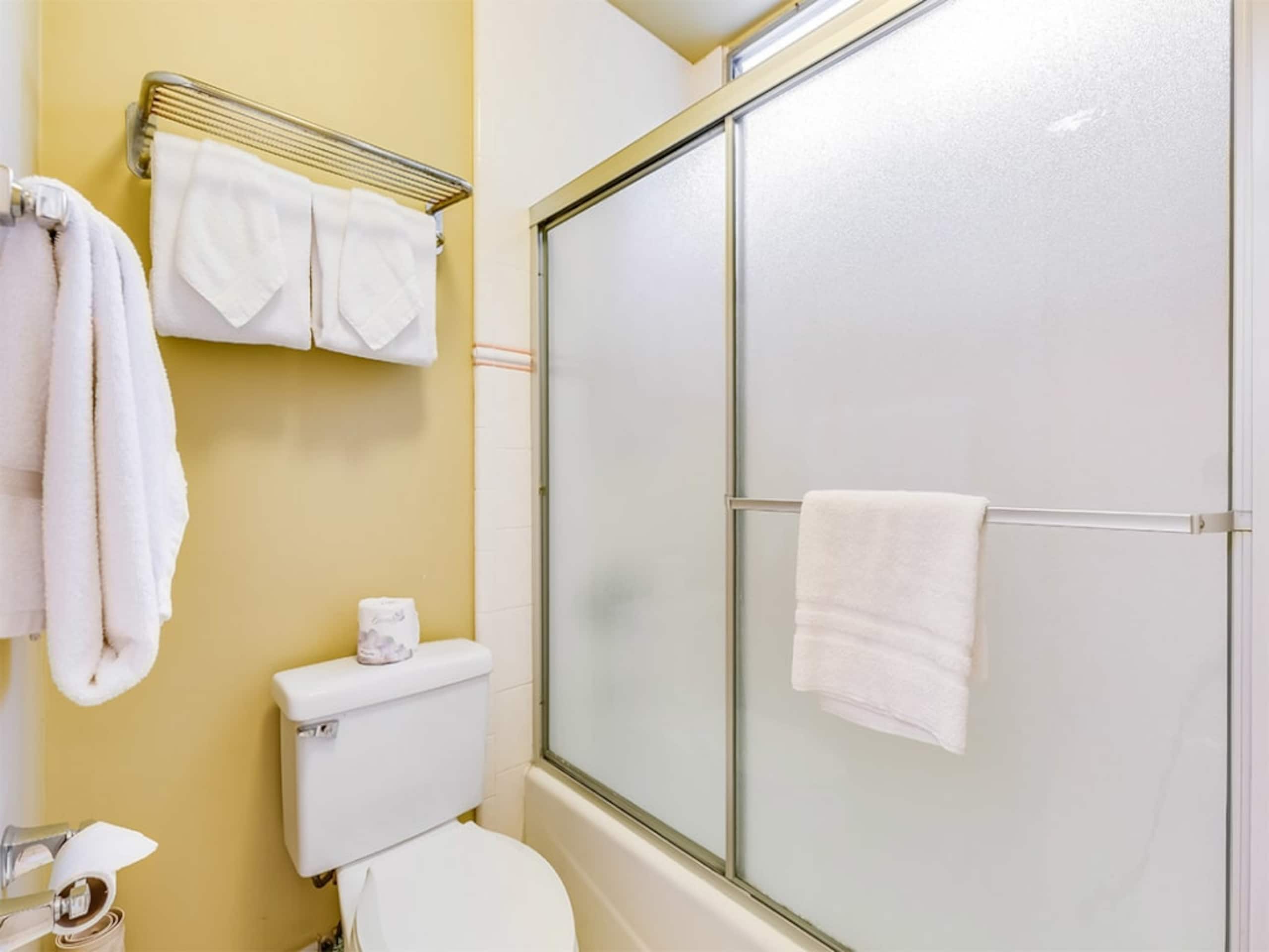 Condo in Honolulu · ★4.5 · 1 bedroom · 1 bed · 1 private bath - Image 24