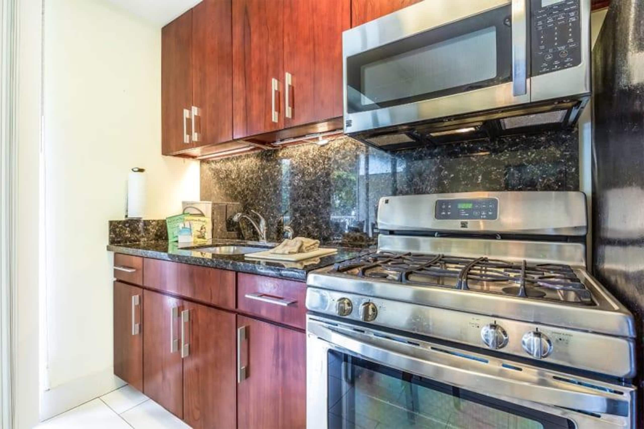 Condo in Honolulu · ★4.5 · 1 bedroom · 1 bed · 1 private bath - Image 9
