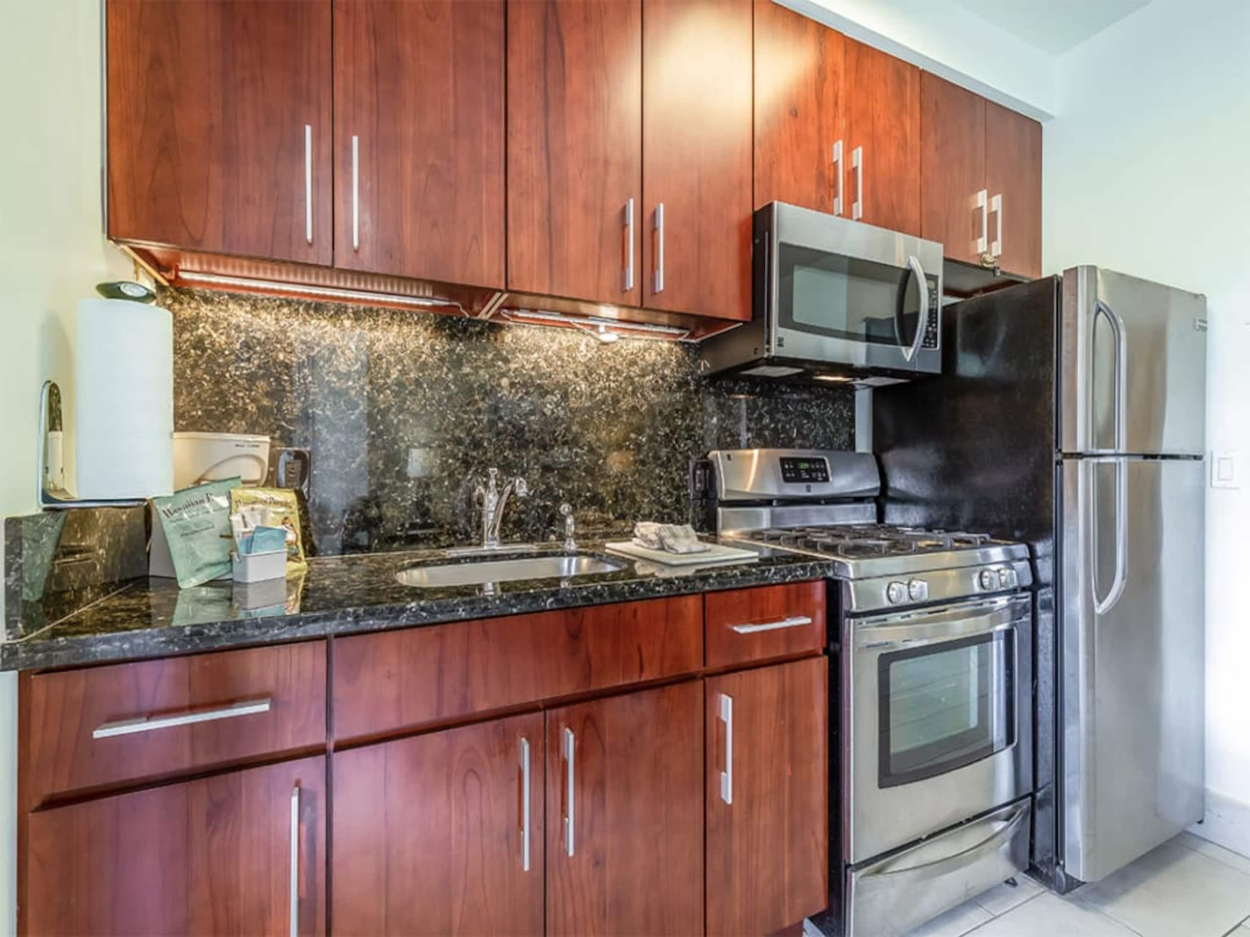 Condo in Honolulu · ★4.5 · 1 bedroom · 1 bed · 1 private bath - Image 12