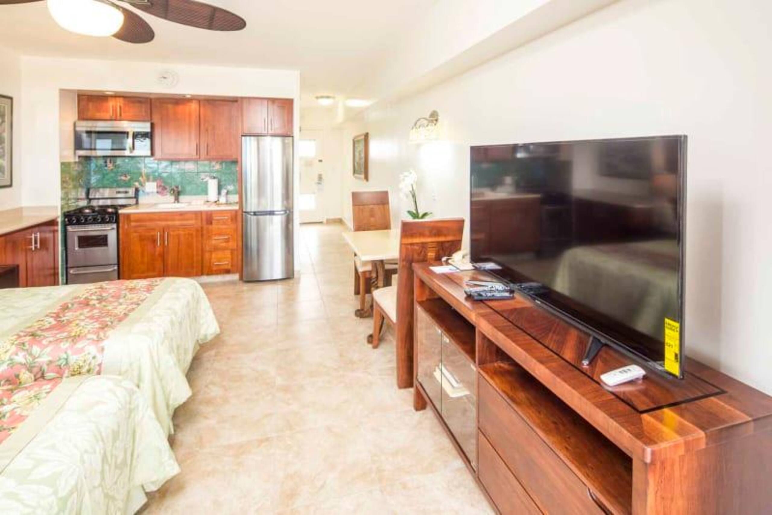 Condo in Honolulu · ★5.0 · Studio · 1 bed · 1 private bath - Image 12