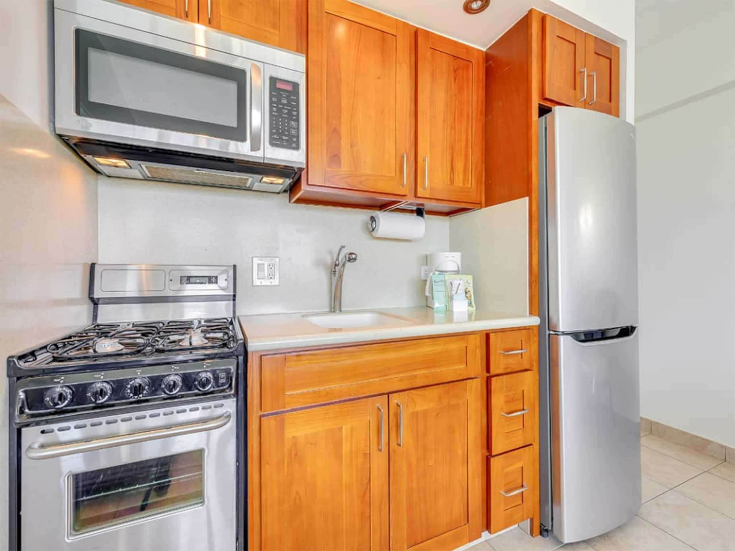 Condo in Honolulu · ★4.33 · Studio · 1 bed · 1 shared bath - Image 37