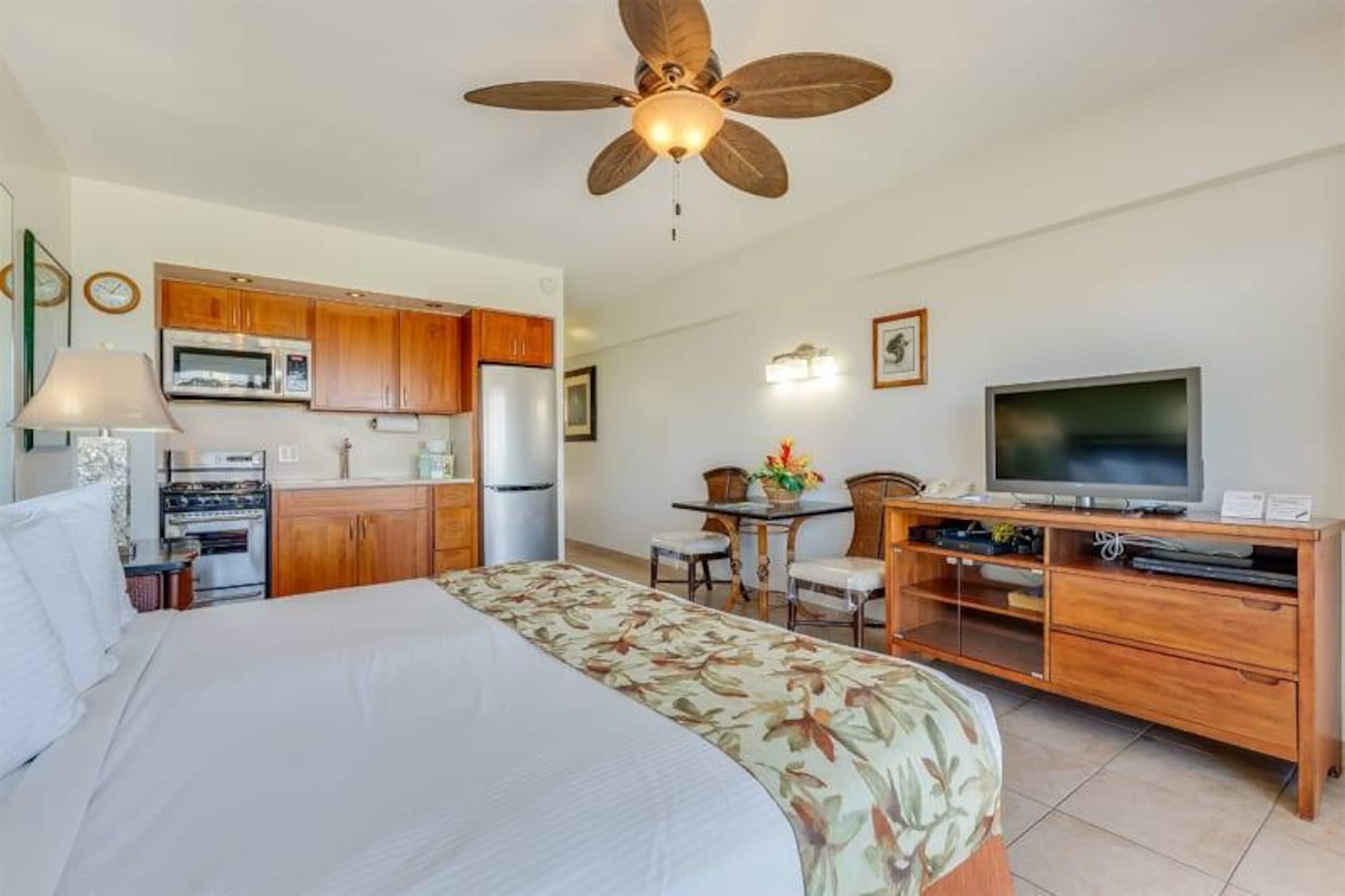 Condo in Honolulu · ★4.33 · Studio · 1 bed · 1 shared bath - Image 10