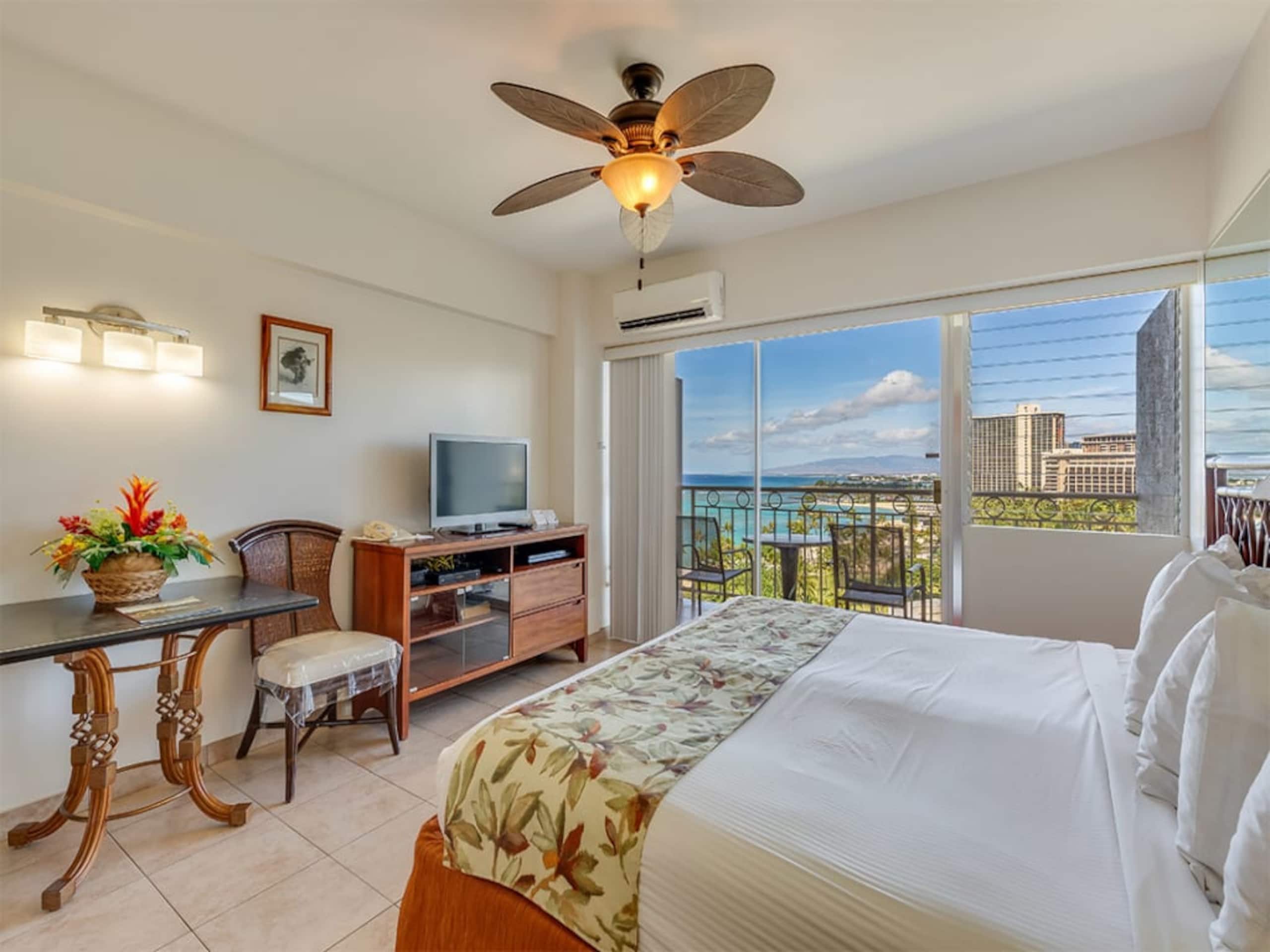 Condo in Honolulu · ★4.33 · Studio · 1 bed · 1 shared bath - Image 31