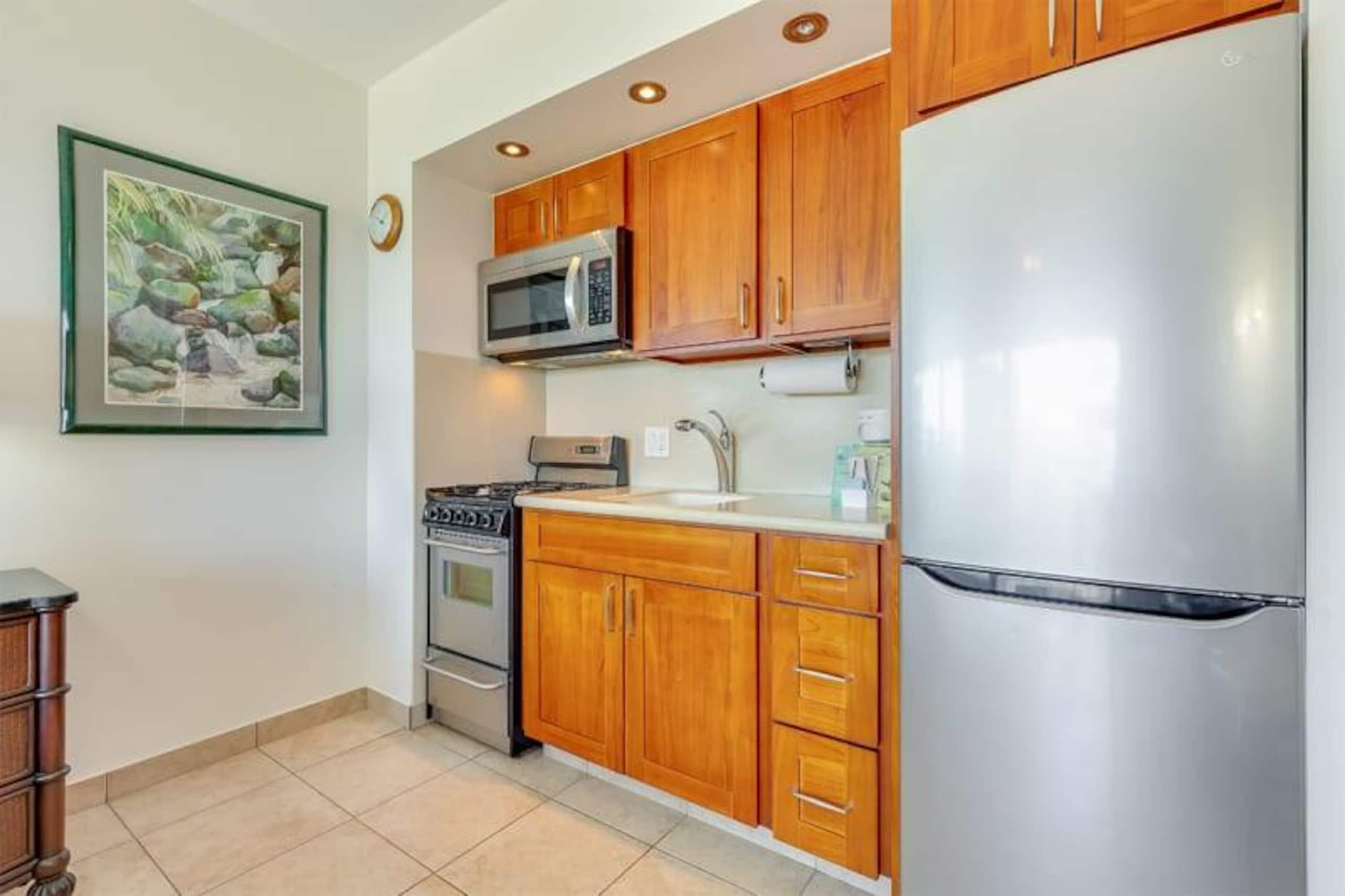 Condo in Honolulu · ★4.33 · Studio · 1 bed · 1 shared bath - Image 7