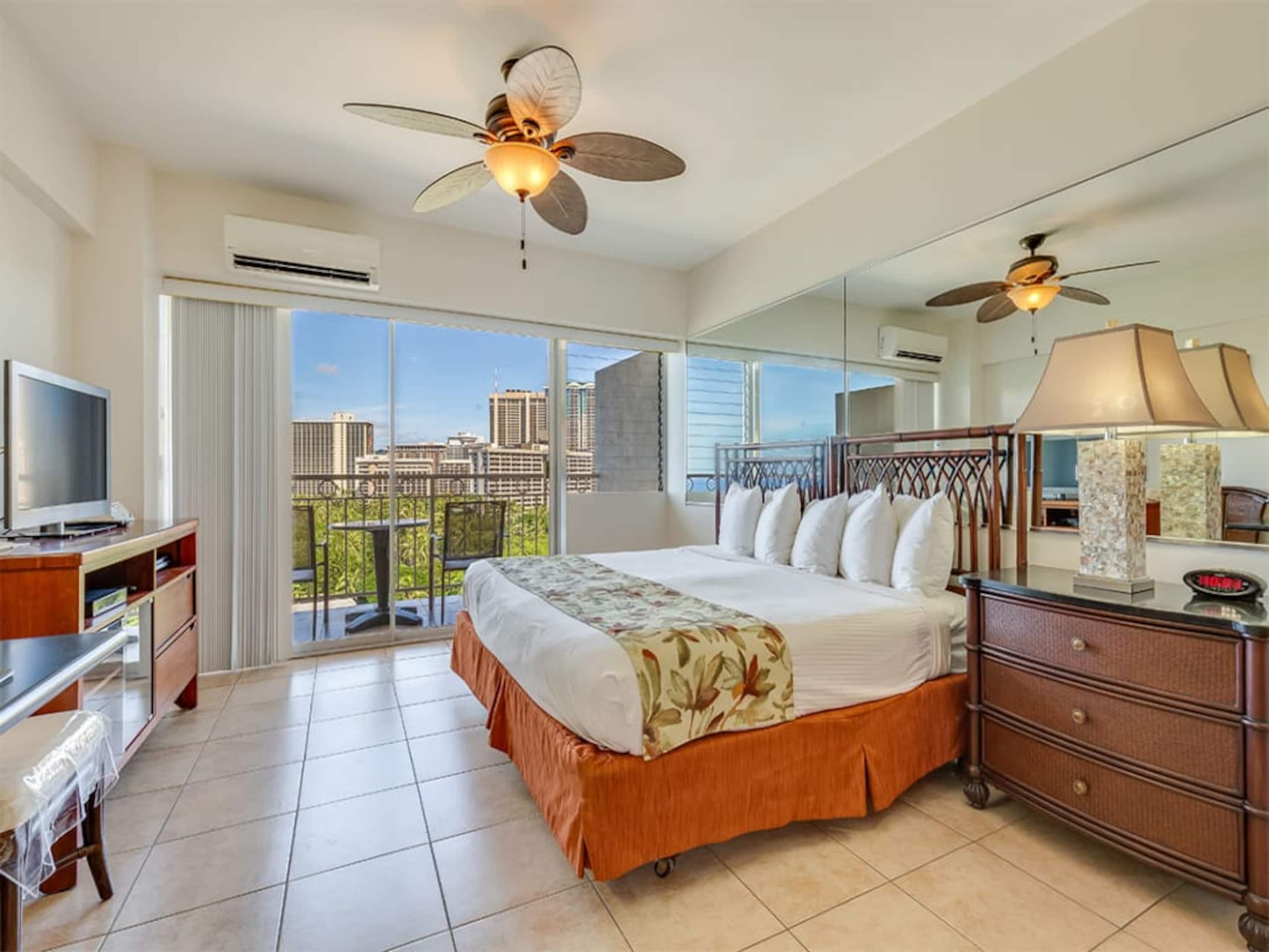 Condo in Honolulu · ★4.33 · Studio · 1 bed · 1 shared bath - Image 32