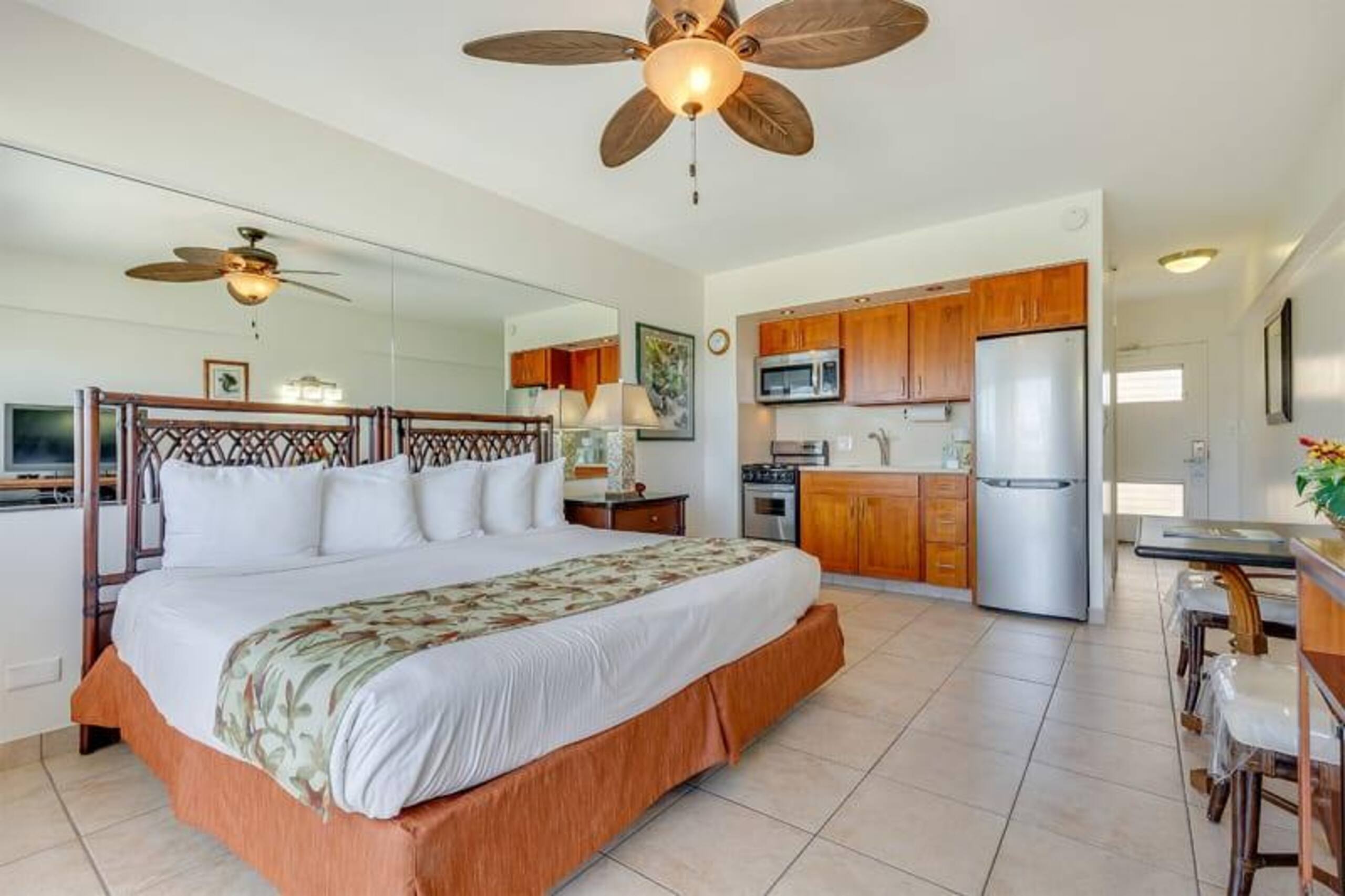 Condo in Honolulu · ★4.33 · Studio · 1 bed · 1 shared bath - Image 3