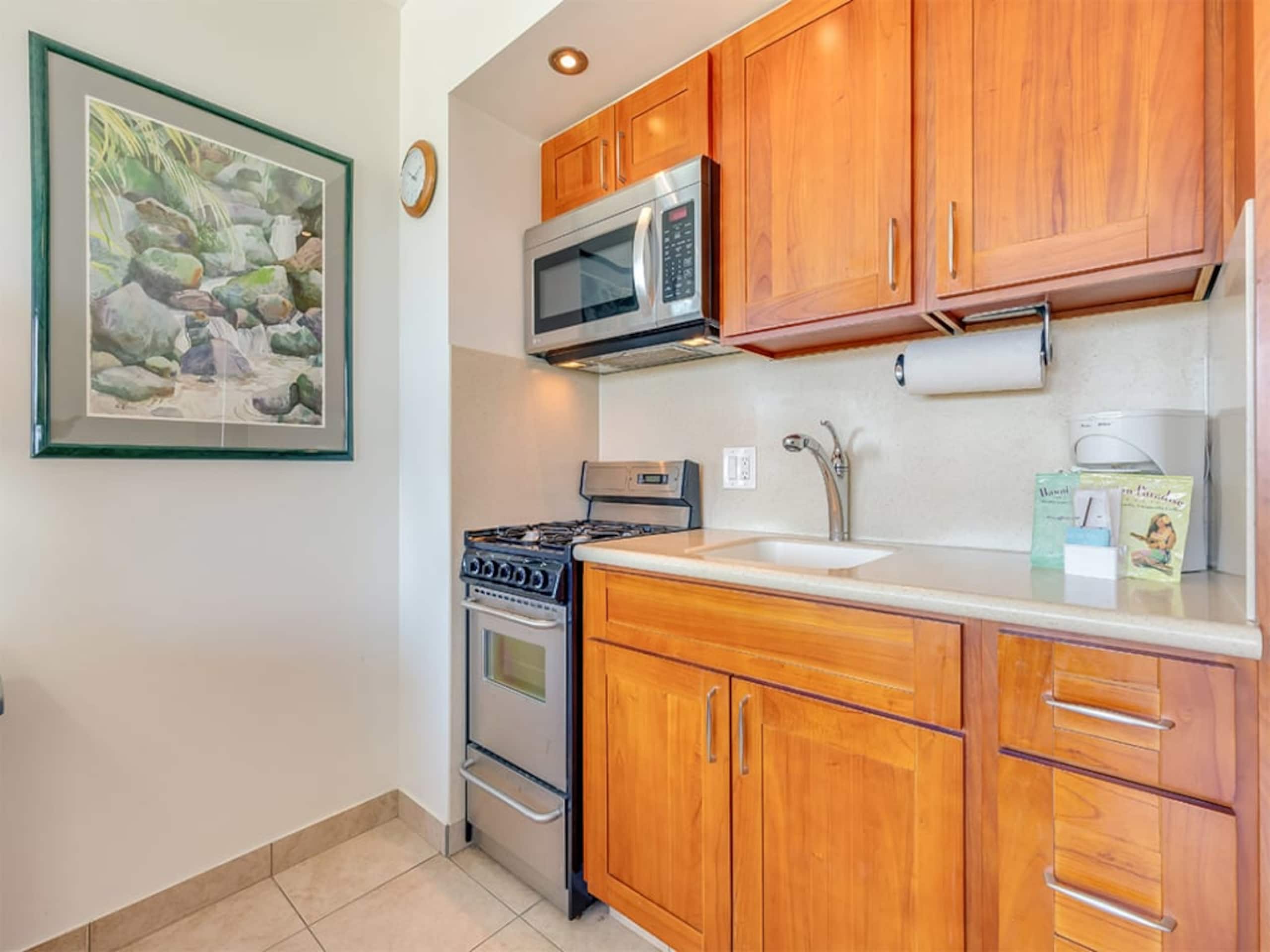 Condo in Honolulu · ★4.33 · Studio · 1 bed · 1 shared bath - Image 36