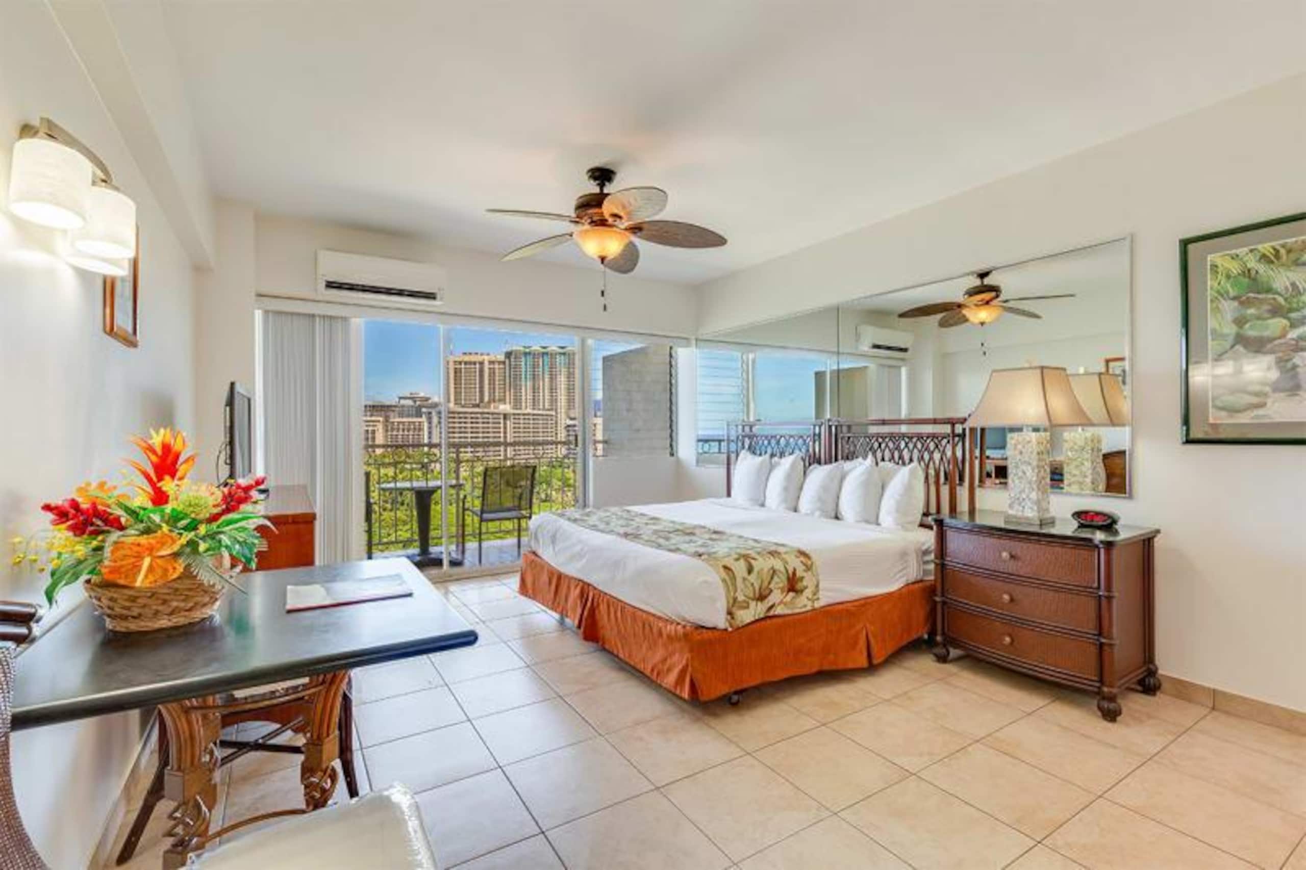 Condo in Honolulu · ★4.33 · Studio · 1 bed · 1 shared bath - Image 9