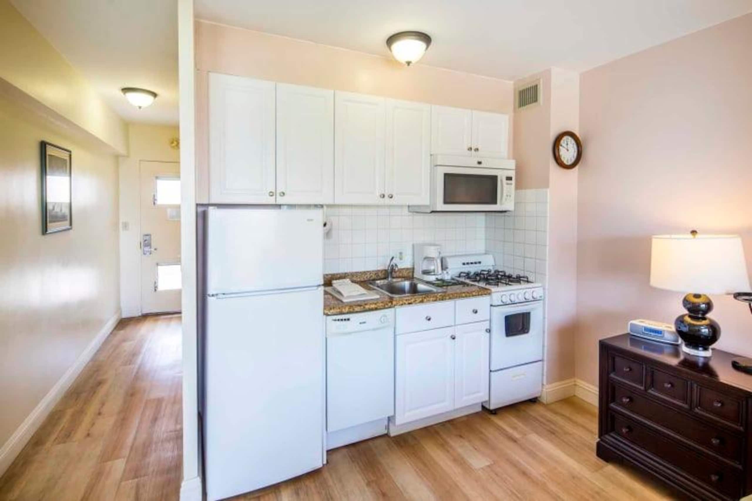 Condo in Honolulu · ★5.0 · Studio · 1 bed · 1 shared bath - Image 3