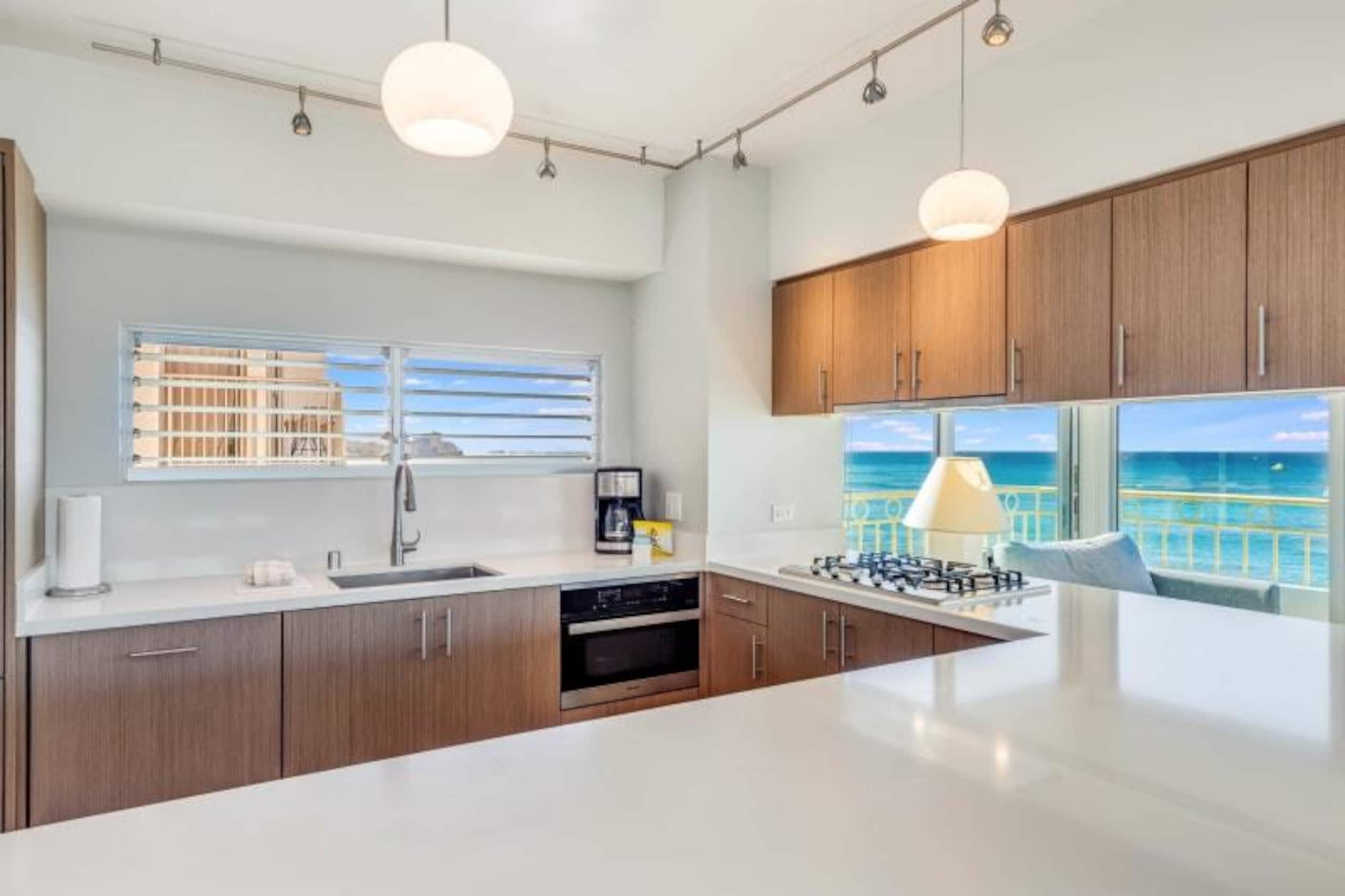 Condo in Honolulu · ★4.76 · 2 bedrooms · 3 beds · 2 shared baths - Image 14
