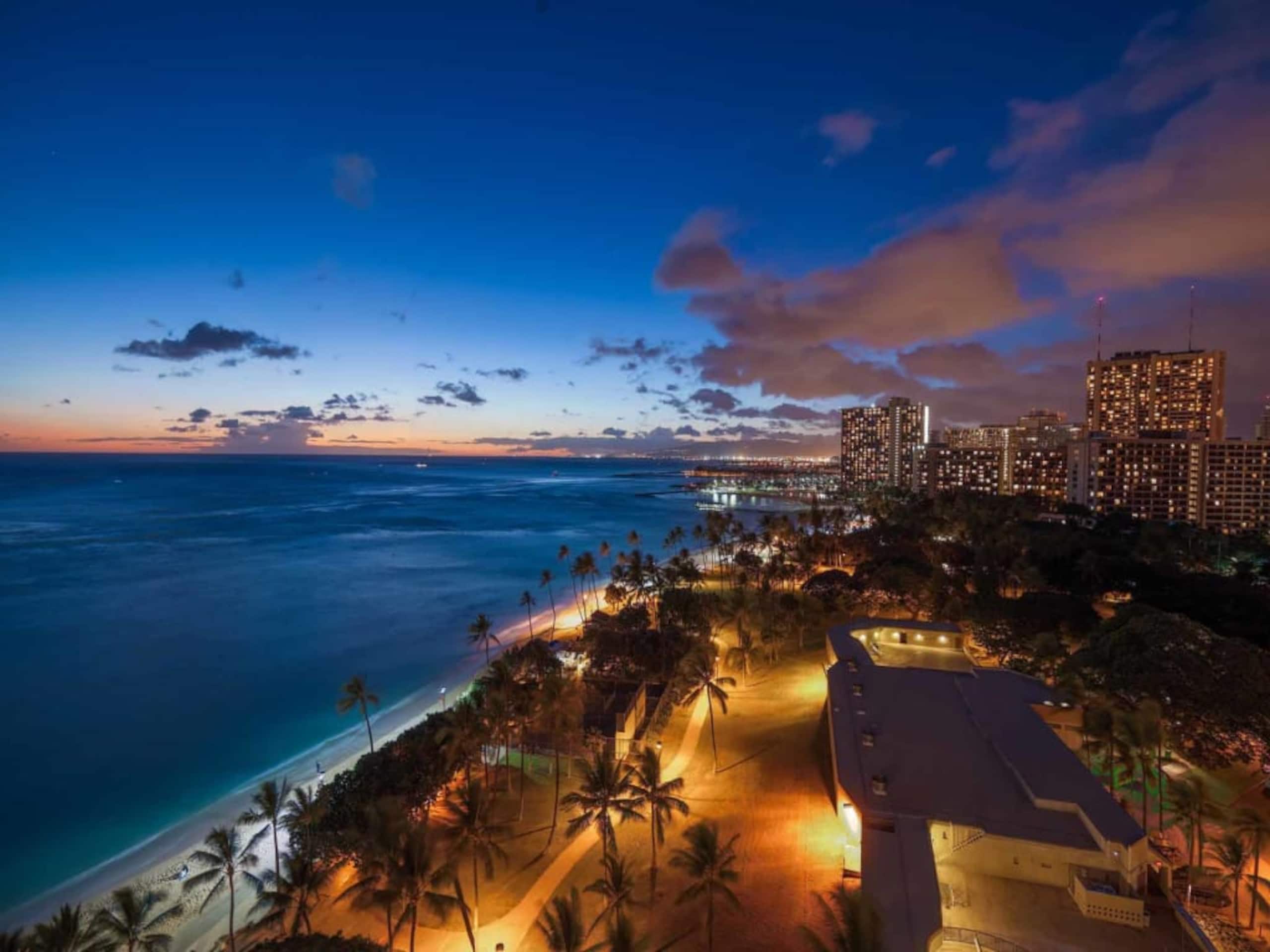 Condo in Honolulu · ★4.76 · 2 bedrooms · 3 beds · 2 shared baths - Image 35