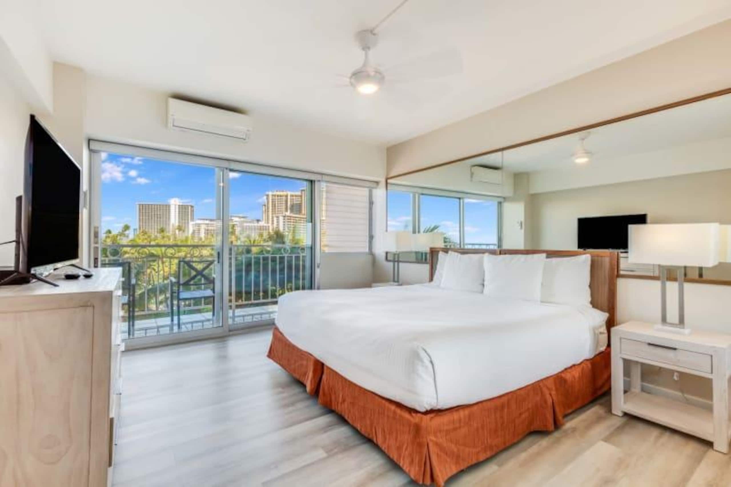 Condo in Honolulu · ★4.76 · 2 bedrooms · 3 beds · 2 shared baths - Image 4