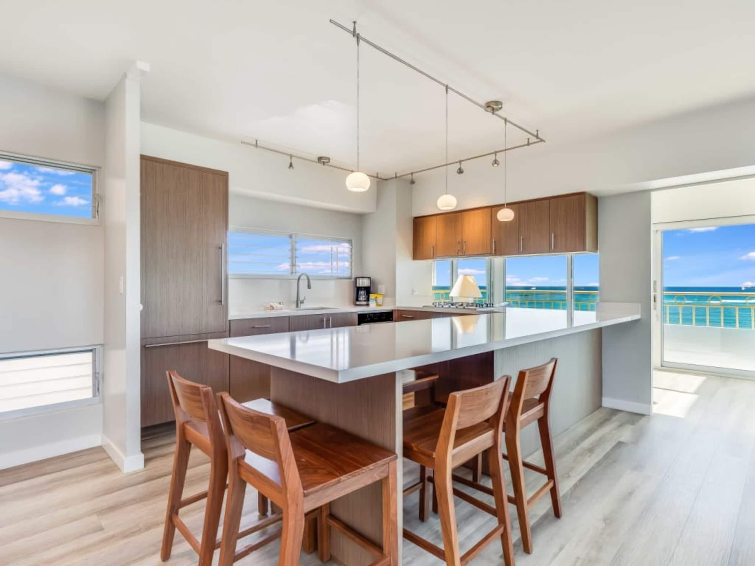 Condo in Honolulu · ★4.76 · 2 bedrooms · 3 beds · 2 shared baths - Image 3