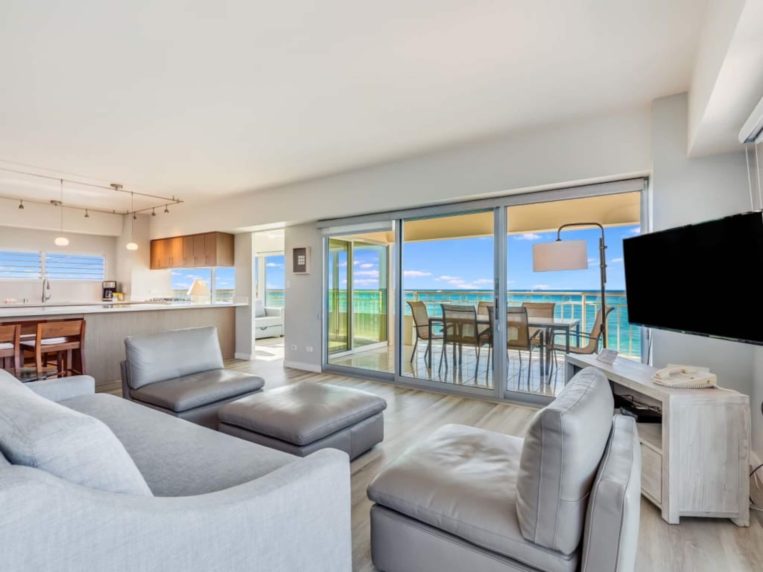 Condo in Honolulu · ★4.76 · 2 bedrooms · 3 beds · 2 shared baths - Image 2