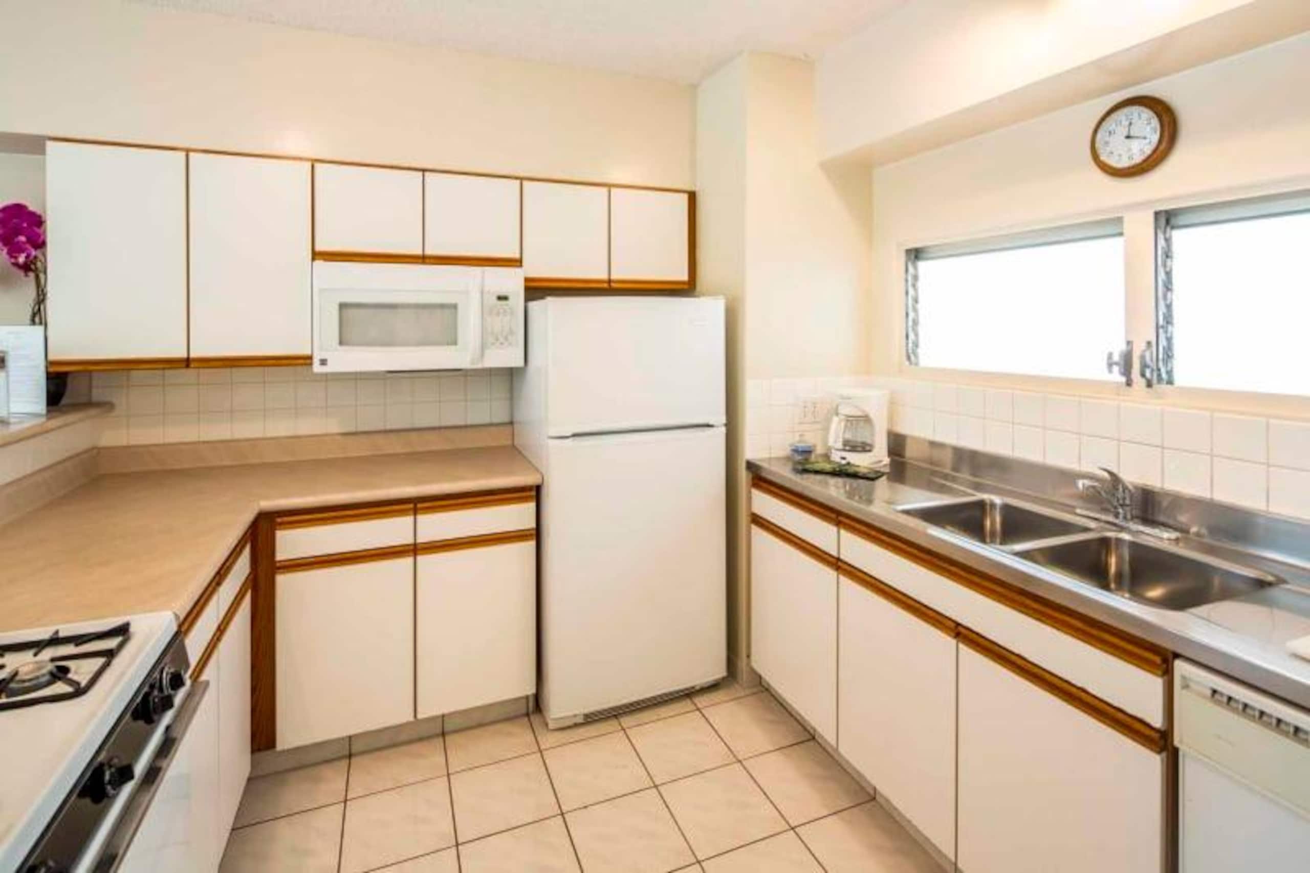 Condo in Honolulu · ★4.8 · 2 bedrooms · 3 beds · 1 private bath - Image 8