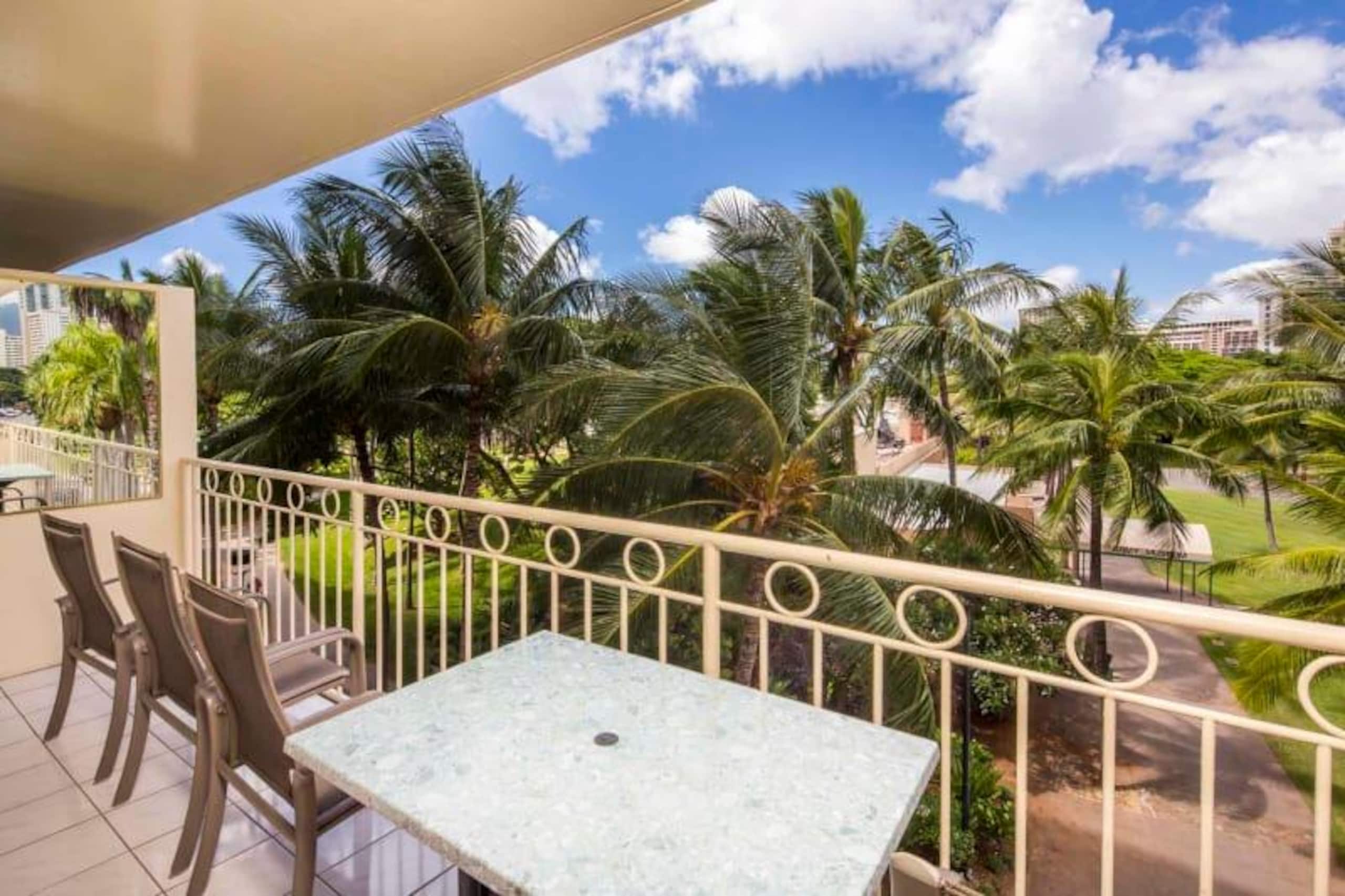 Condo in Honolulu · ★4.8 · 2 bedrooms · 3 beds · 1 private bath - Image 1