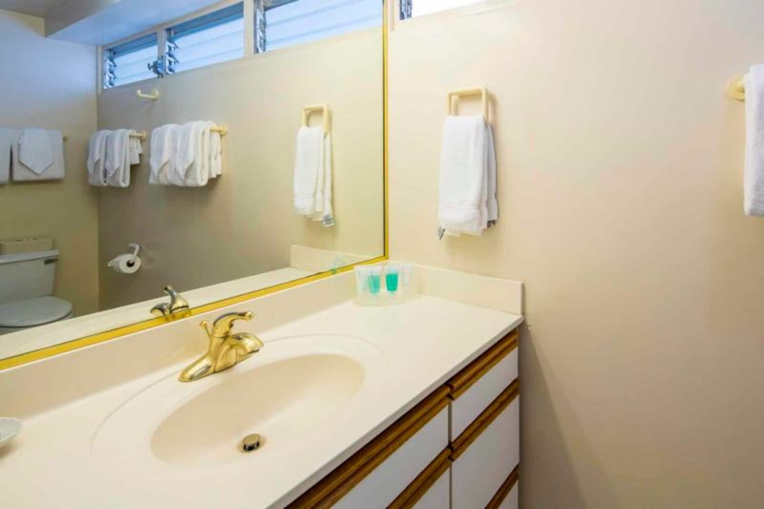 Condo in Honolulu · ★4.8 · 2 bedrooms · 3 beds · 1 private bath - Image 20