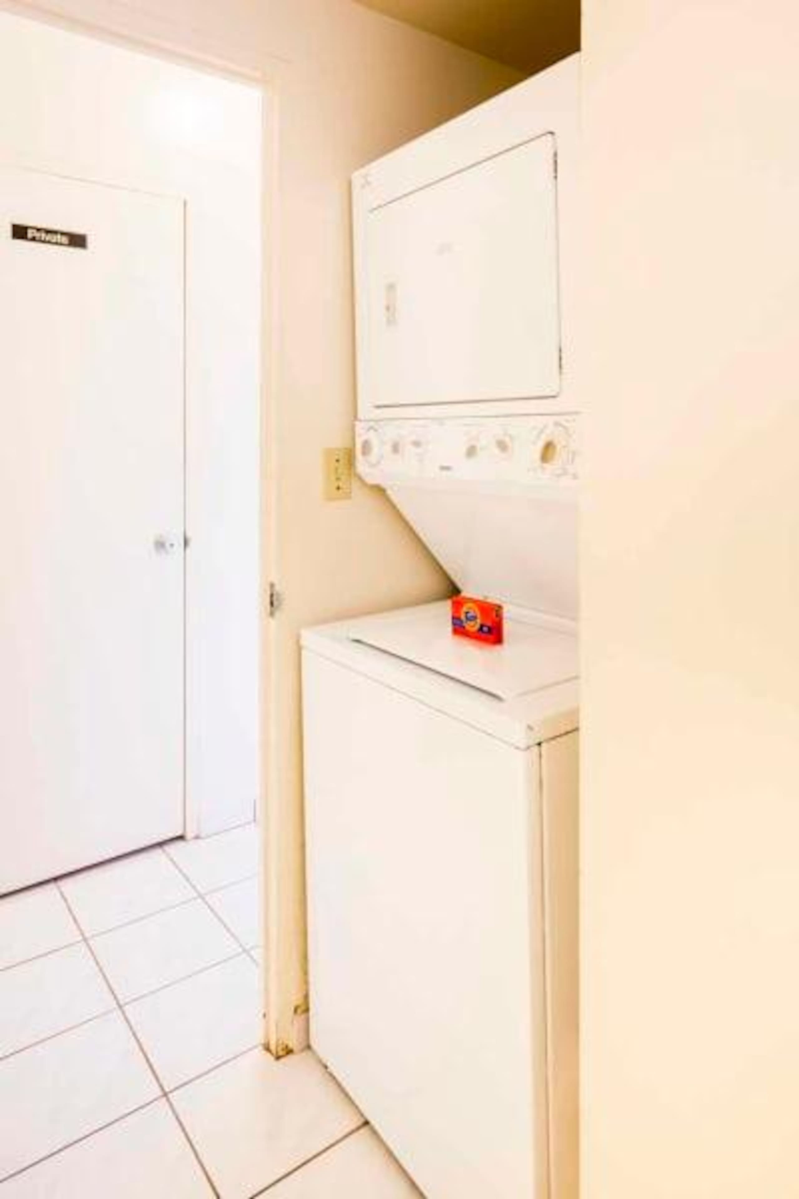 Condo in Honolulu · ★4.8 · 2 bedrooms · 3 beds · 1 private bath - Image 25