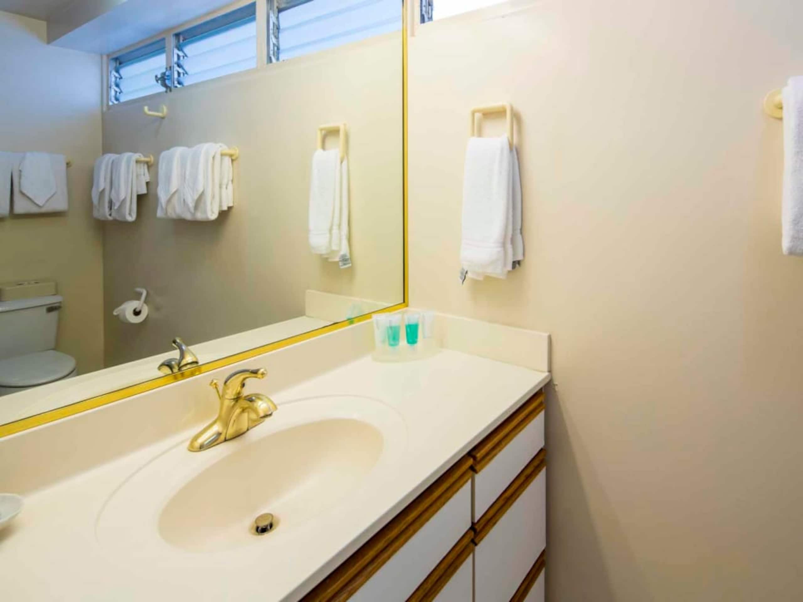 Condo in Honolulu · ★4.8 · 2 bedrooms · 3 beds · 1 private bath - Image 22