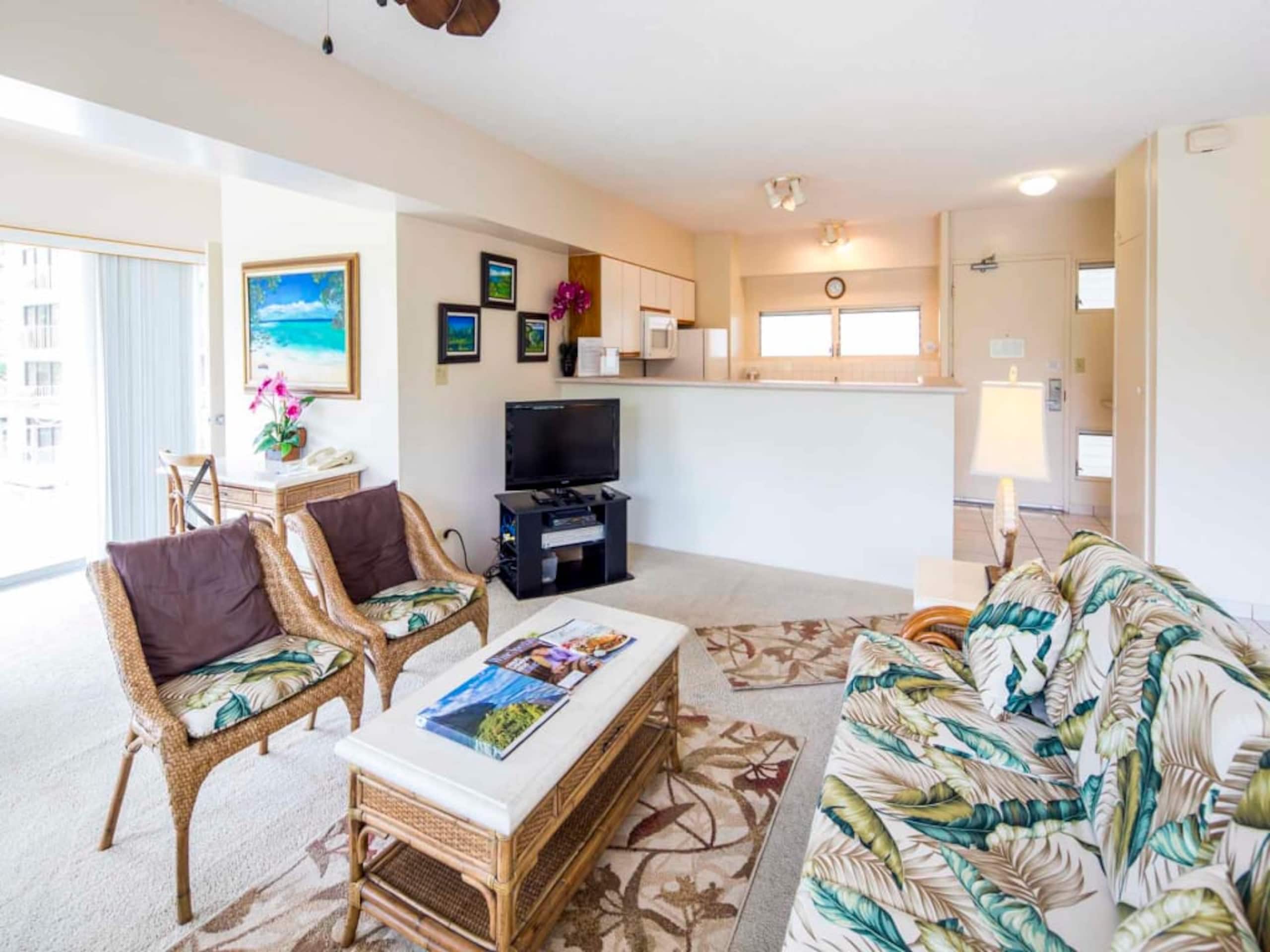 Condo in Honolulu · ★4.8 · 2 bedrooms · 3 beds · 1 private bath - Image 2