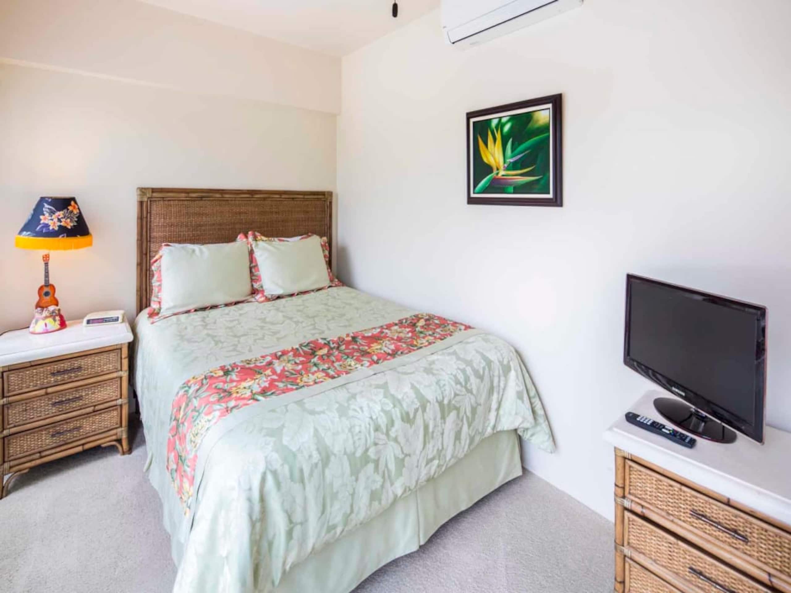 Condo in Honolulu · ★4.8 · 2 bedrooms · 3 beds · 1 private bath - Image 18