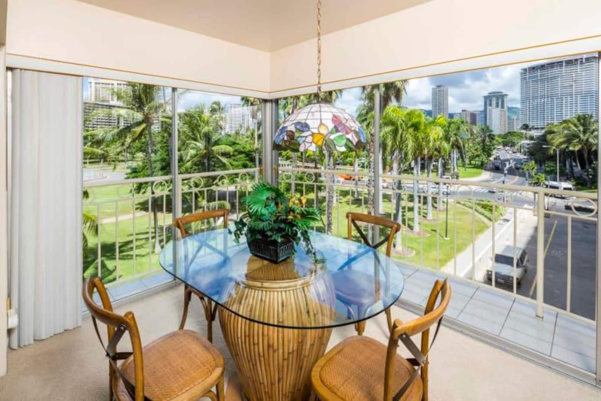 Condo in Honolulu · ★4.8 · 2 bedrooms · 3 beds · 1 private bath - Image 10