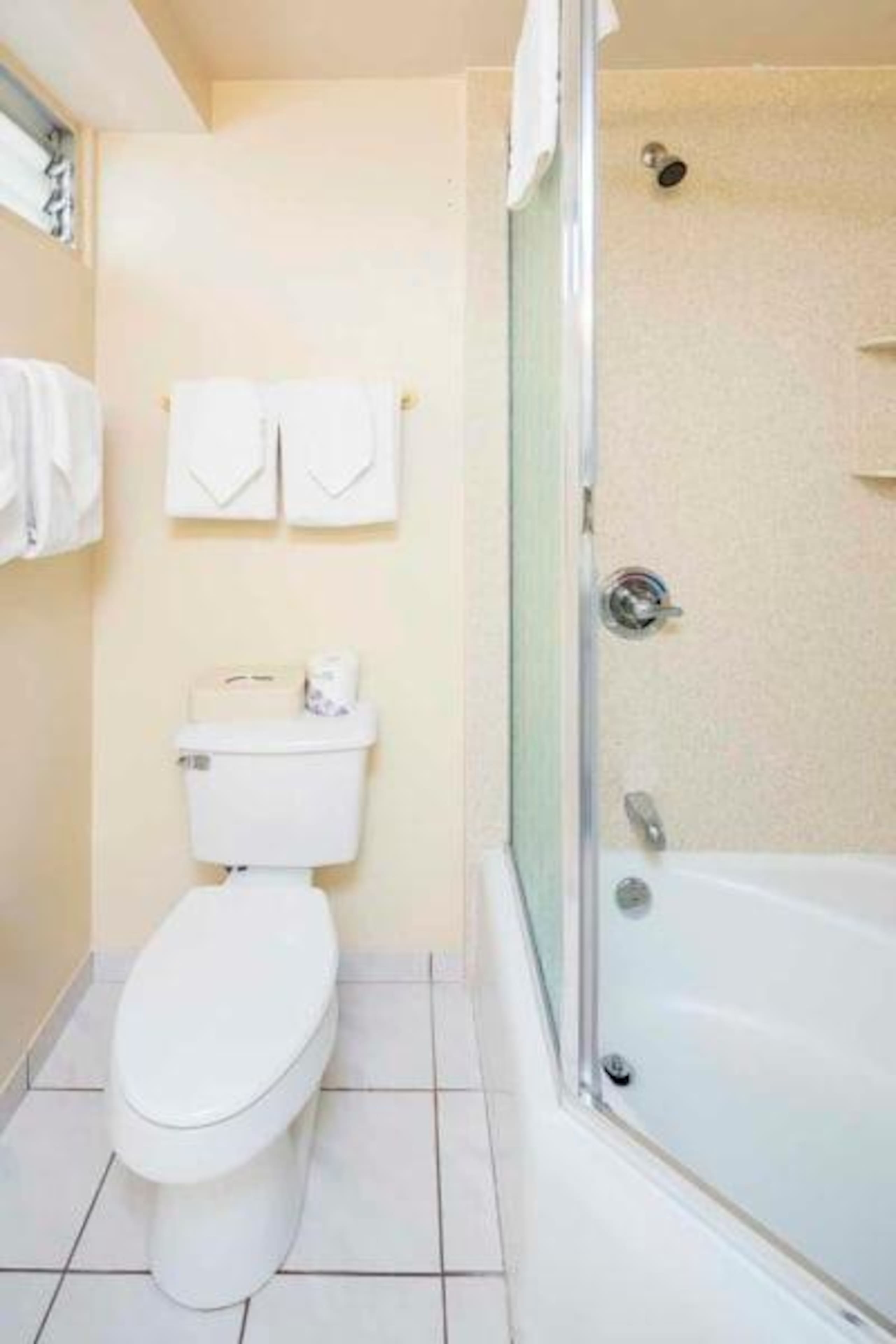 Condo in Honolulu · ★4.8 · 2 bedrooms · 3 beds · 1 private bath - Image 21