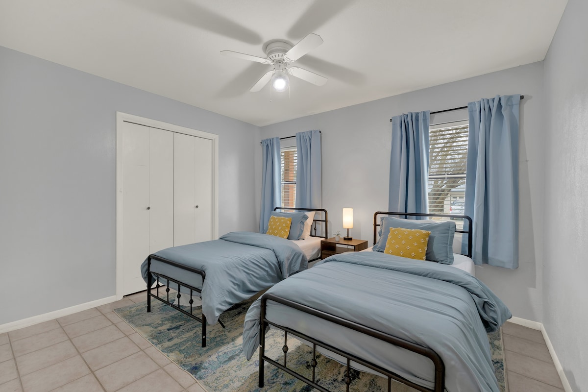 四号卧室-配备两张单人床