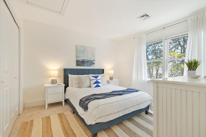 Upstairs bedroom with Queen bed