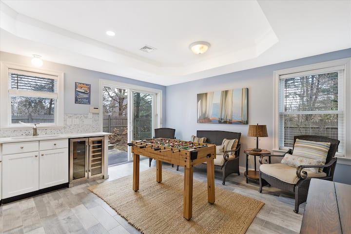 Lower level kitchen prep area for grill with additional entertainment