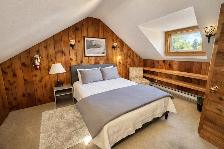 Заспијте во оваа пријатна спална соба на таванот каде што сте опкружени со топло дрво и мека постелнина.