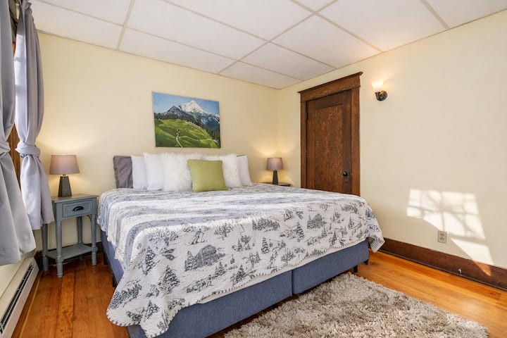 Заспијте во оваа пријатна спална соба со планински поглед што ги красат вашите ѕидови и меко осветлување што создава совршен вечерен амбиент.