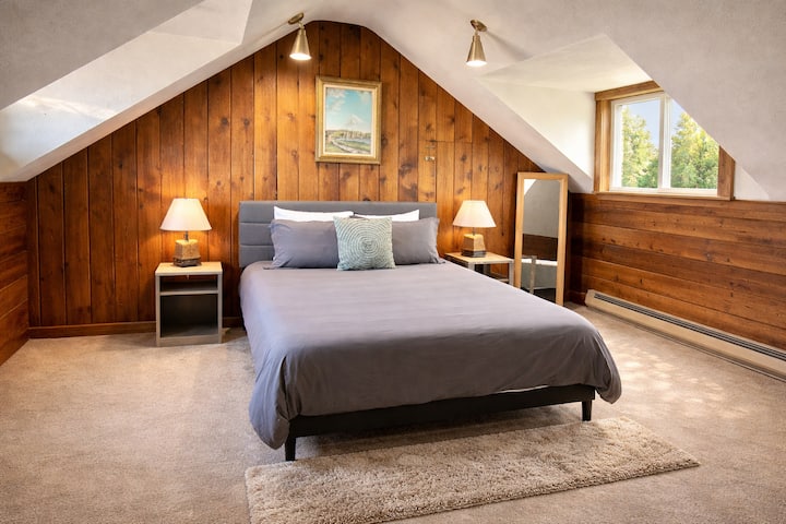 Одморете се во вашата пријатна спална соба на таванот со топли дрвени ѕидови, мека постелнина и мирен поглед кон градината низ светларниците.