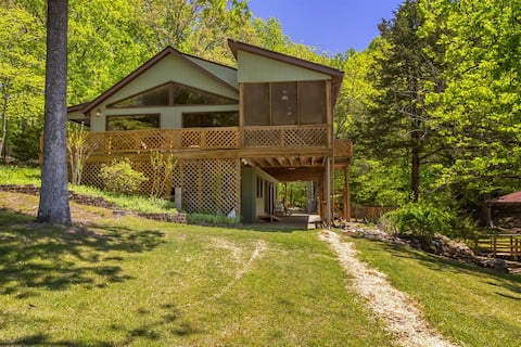 Stylish 4BR Lakefront Cabin w/ Hot Tub