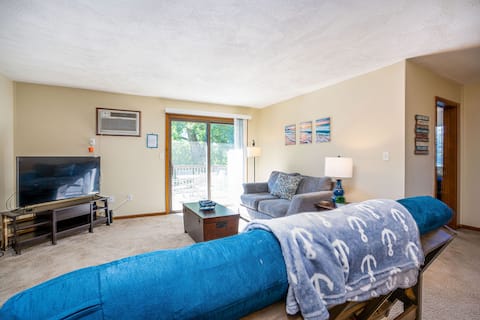 Explore Downtown Rockford! Charming Condo Retreat