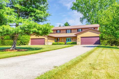 Explore Downtown Rockford! Charming Condo Retreat