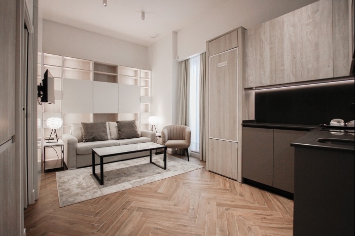 Дневна соба со кауч на спуштање.