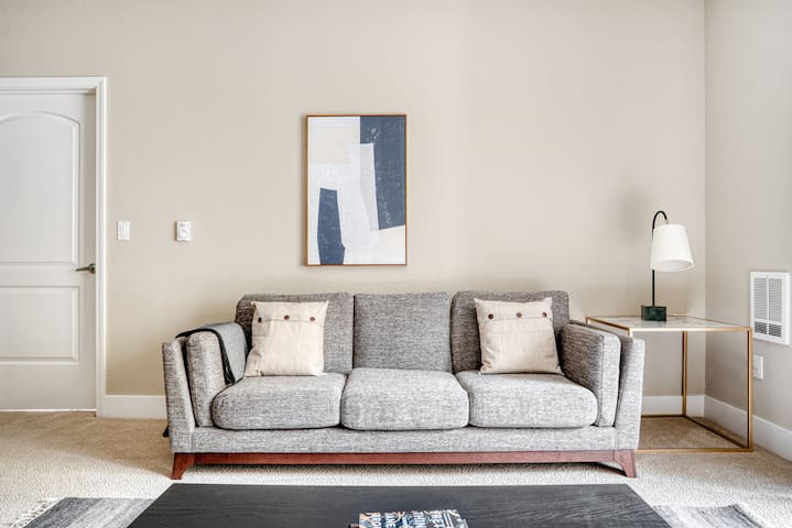 Blueground | San Mateo, pool & gym, highway access gallery image 2