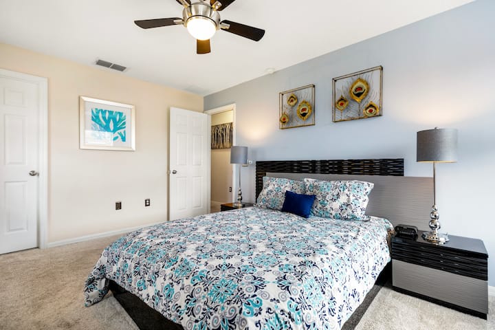 เตียงควีนไซส์พร้อมทีวีพร้อมโรคุ