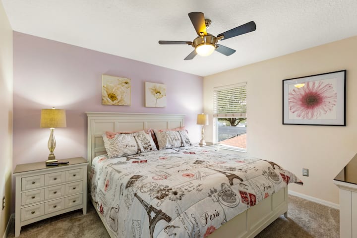 เตียงคิงไซส์พร้อมทีวีพร้อมโรคุ