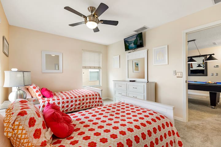 เตียงแฝด 2 หลังพร้อมทีวีพร้อม roku