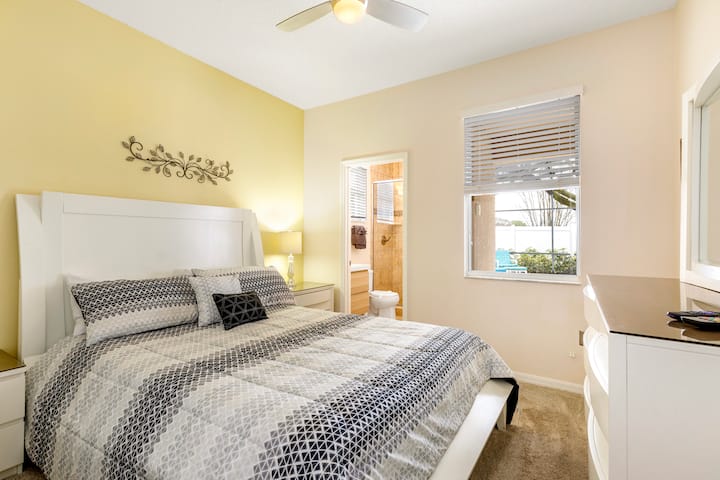 เตียงคิงไซส์พร้อมตู้เสื้อผ้าแบบวอล์คอินและทีวีพร้อมโรกุ