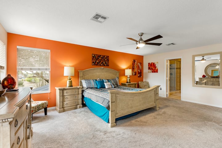 ห้องนอนใหญ่พร้อมเตียงคิงไซส์ 1 หลังพร้อมตู้เสื้อผ้าแบบเลื่อนทีวีและห้องน้ำในตัว