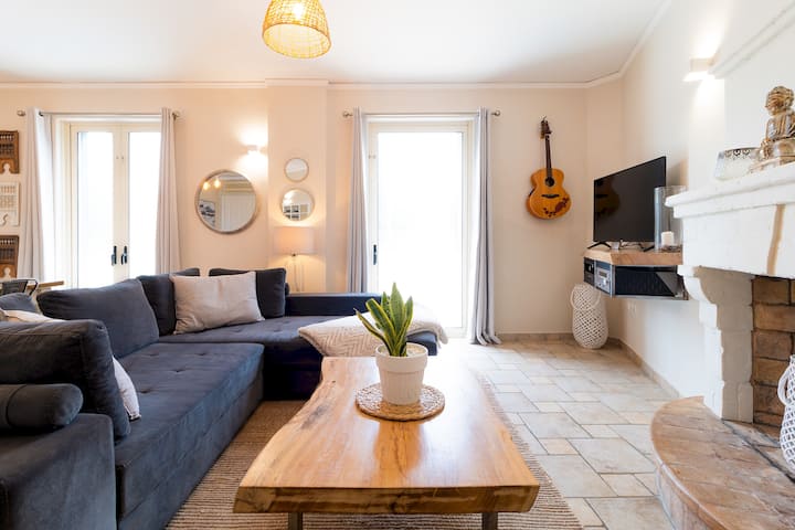 סלון עם ספה וטלוויזיה עם IPTV