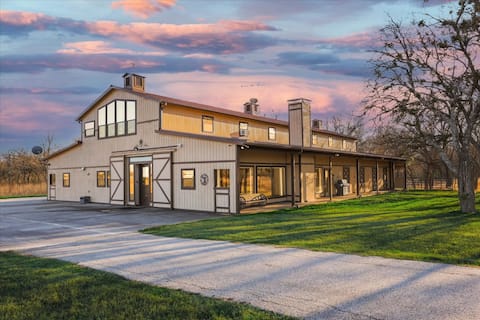 Spacious Ranch Style Home w/ Cinema Room